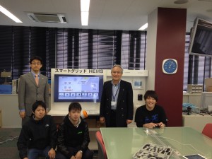 宮本先生と協力してくれた学生さん　左端は、ﾊﾟﾅｿﾆｯｸ萩原さんです